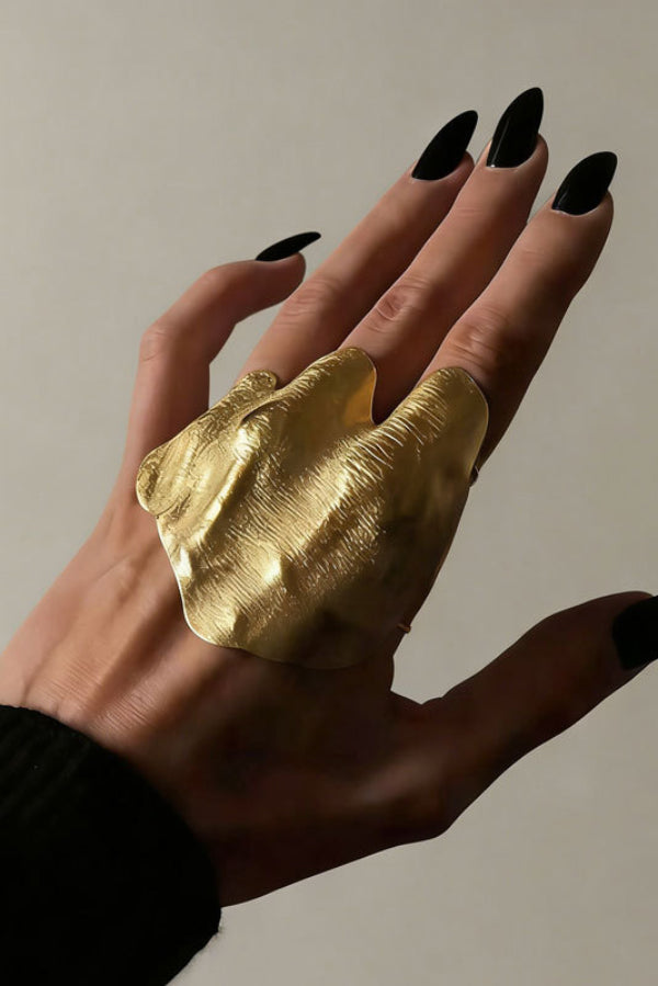 Anillo de Metal Plisado de Forma Irregular