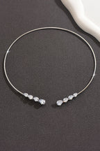 Collar Abierto de Cobre en Espiral con Circonita en Forma de Lágrima