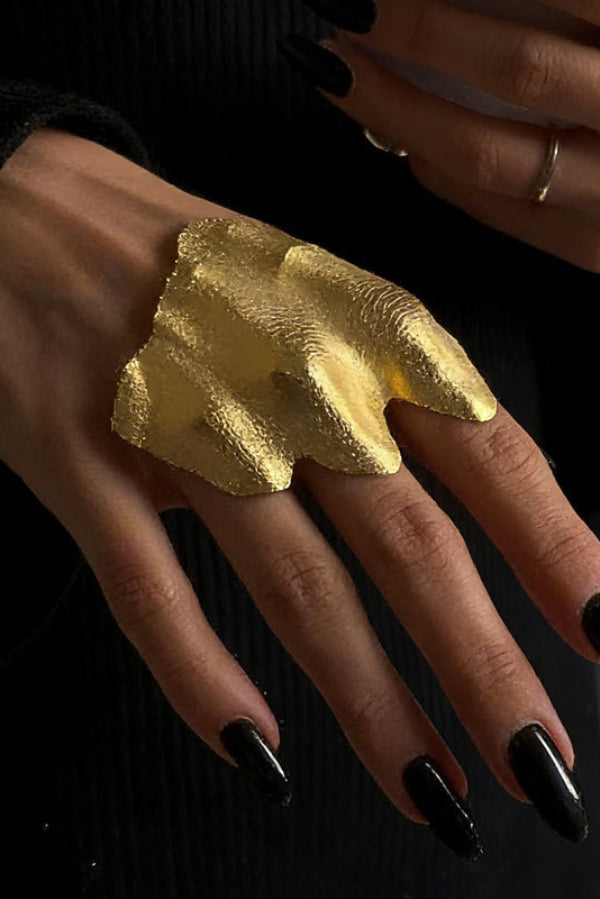 Anillo de Metal Plisado de Forma Irregular
