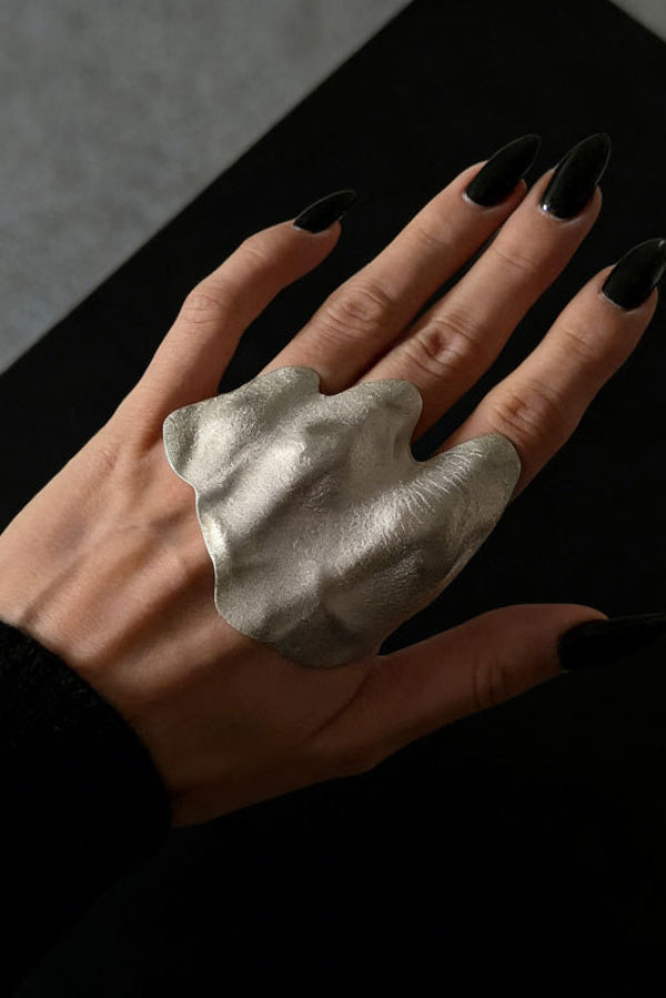 Anillo de Metal Plisado de Forma Irregular