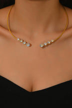 Collar Abierto de Cobre en Espiral con Circonita en Forma de Lágrima