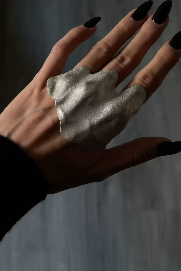 Anillo de Metal Plisado de Forma Irregular