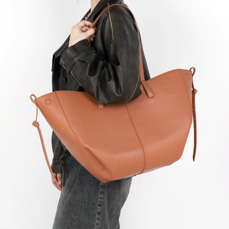 ÉLOISE - Large Engraved Leather Basket Bag