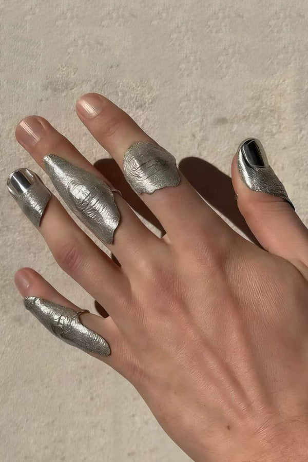 Anillo de Metal Plisado de Forma Irregular