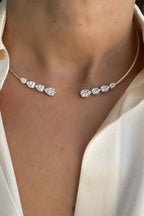 Collar Abierto de Cobre en Espiral con Circonita en Forma de Lágrima