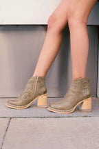 Botines de Tacón con Remaches Bordados y Cristal Acrílico