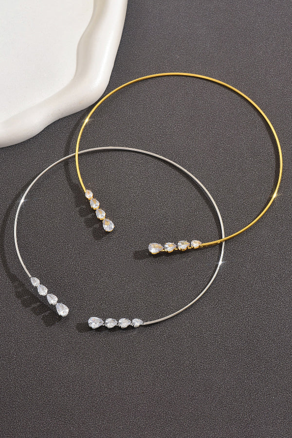 Collar Abierto de Cobre en Espiral con Circonita en Forma de Lágrima