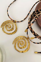 Collar en Espiral de Acero Inoxidable con Cordón Estampado de Leopardo