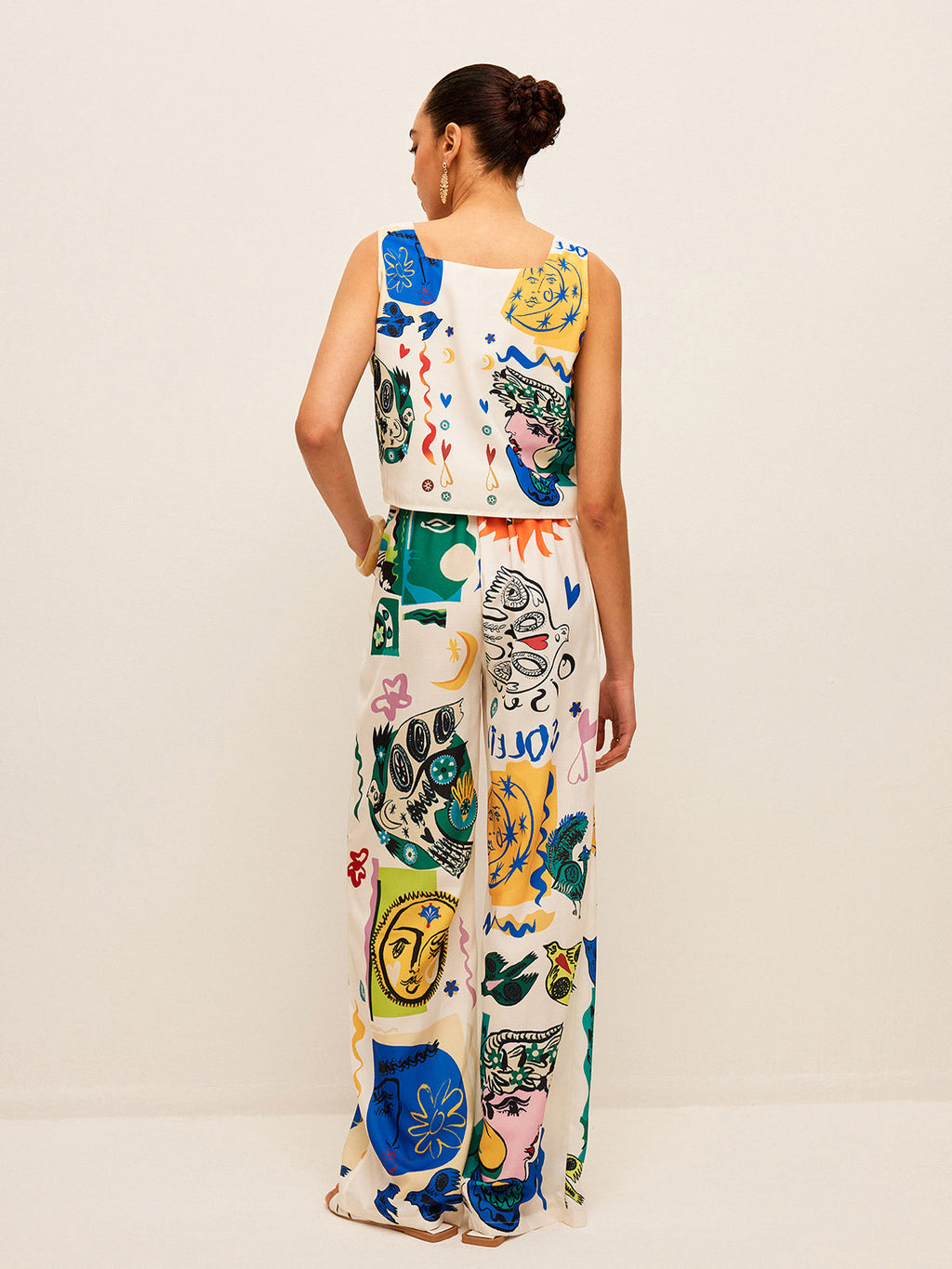 Conjunto de Top Corto con Estampado Gráfico y Pantalón Ancho