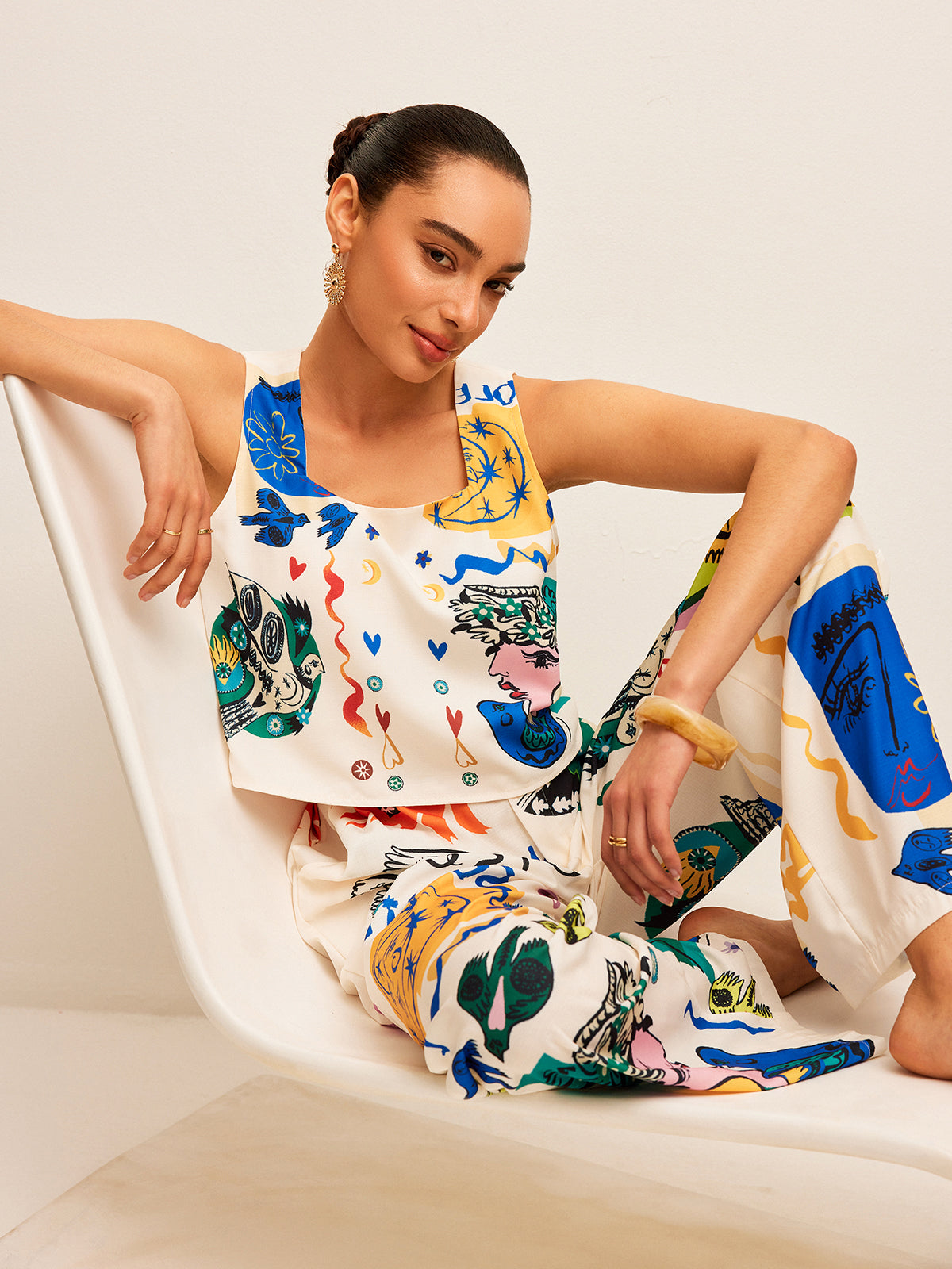 Conjunto de Top Corto con Estampado Gráfico y Pantalón Ancho