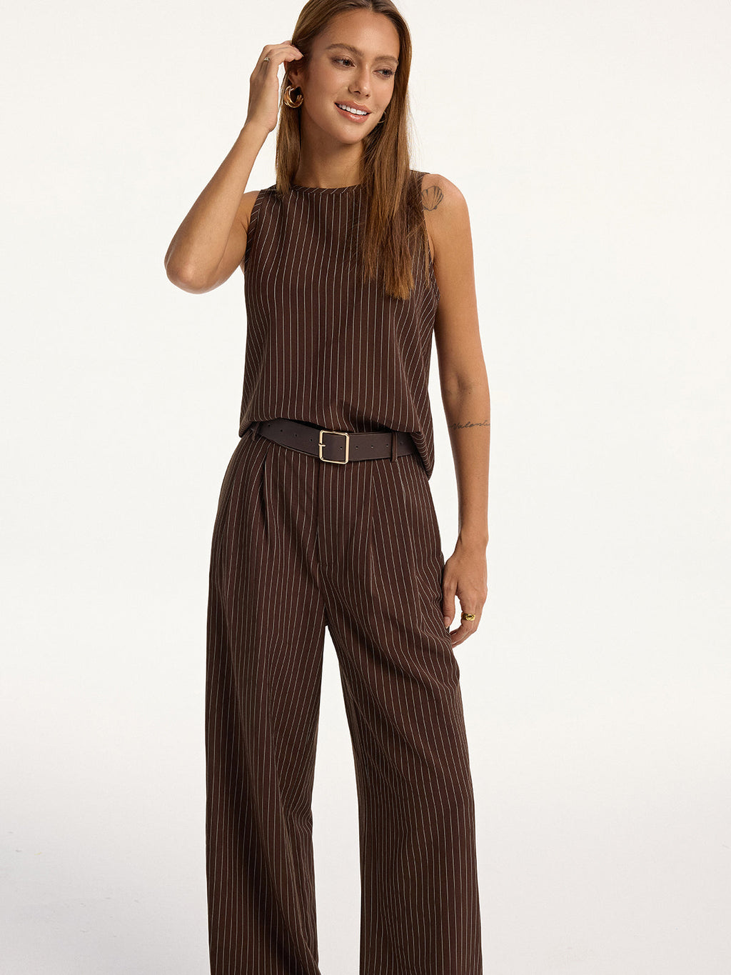 Conjunto de Top Sin Mangas y Pantalón de Raya Diplomática con Cinturón