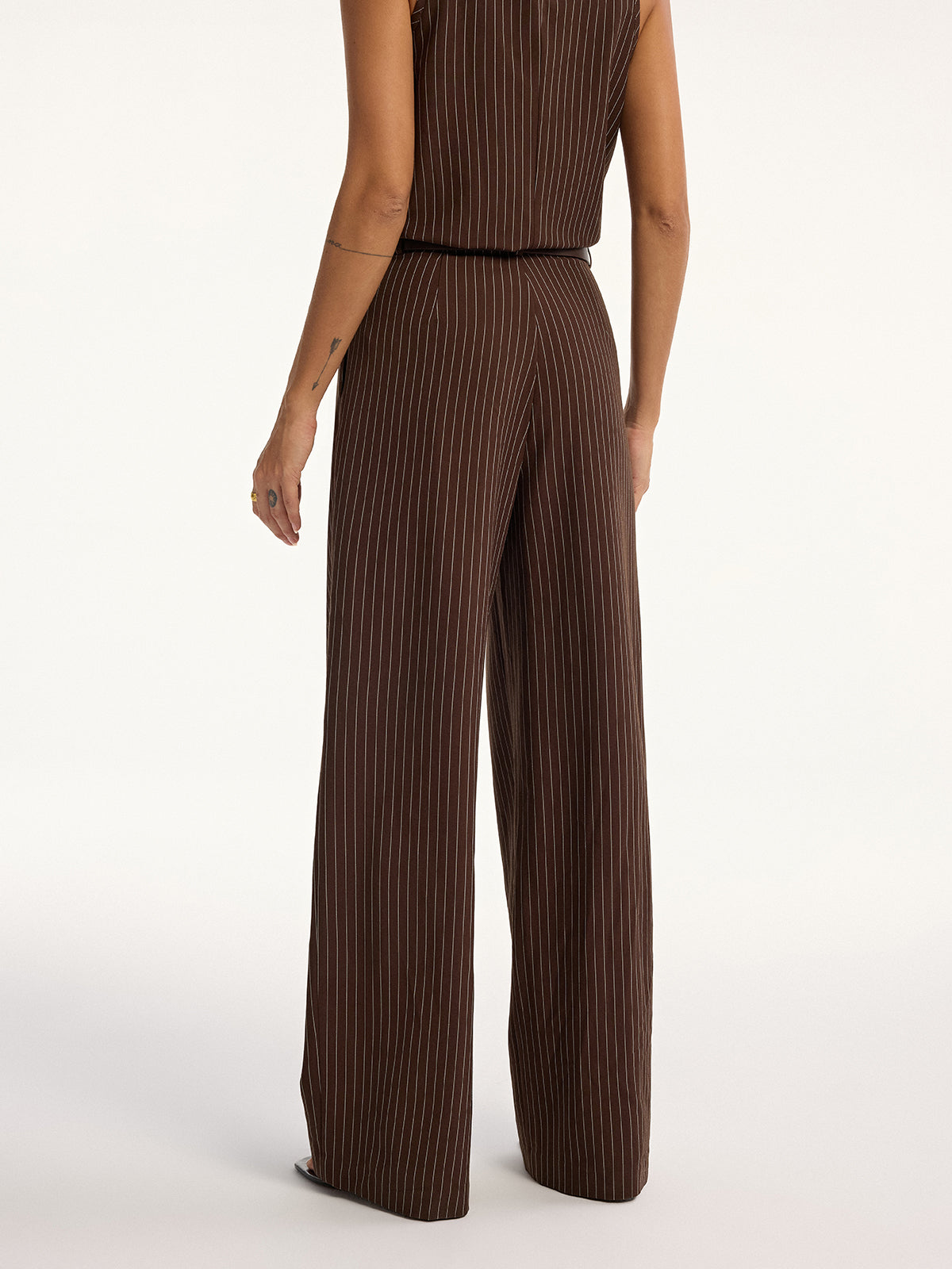 Conjunto de Top Sin Mangas y Pantalón de Raya Diplomática con Cinturón