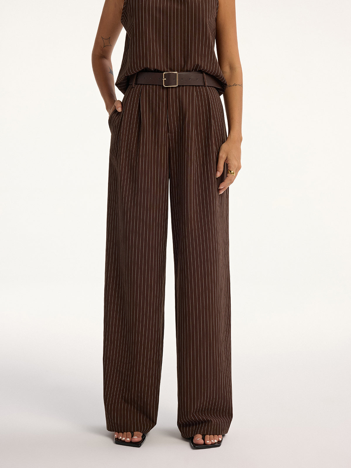 Conjunto de Top Sin Mangas y Pantalón de Raya Diplomática con Cinturón