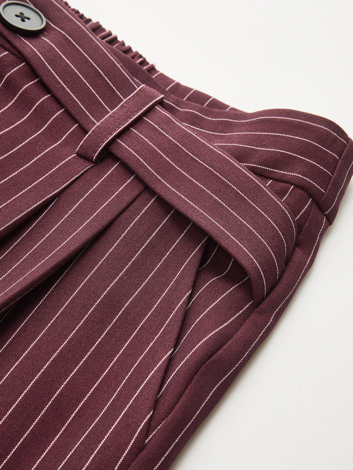 Pantalón Ancho de Raya Diplomática con Cinturilla Asimétrica