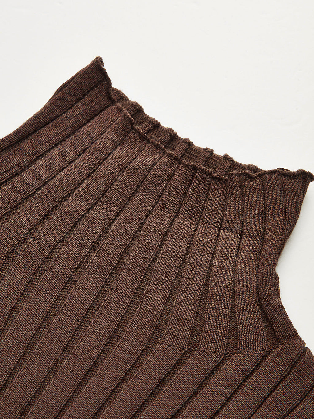 Conjunto de Tres Piezas: Top Cuello Alto, Cárdigan y Pantalón de Punto