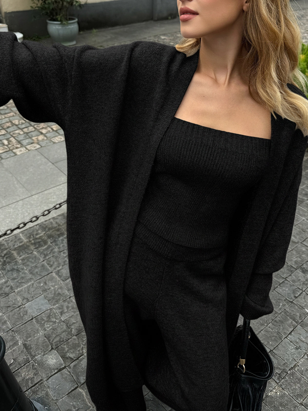 Conjunto de Tres Piezas: Bustier, Cárdigan y Pantalón de Punto