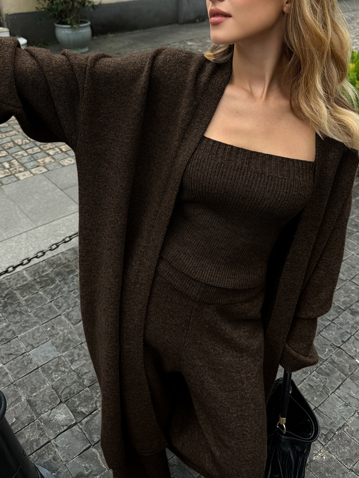 Conjunto de Tres Piezas: Bustier, Cárdigan y Pantalón de Punto