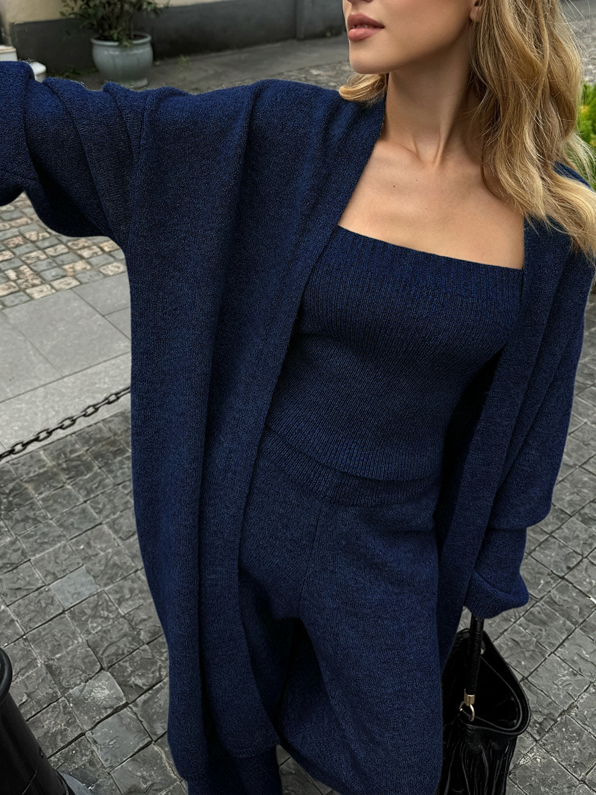 Conjunto de Tres Piezas: Bustier, Cárdigan y Pantalón de Punto