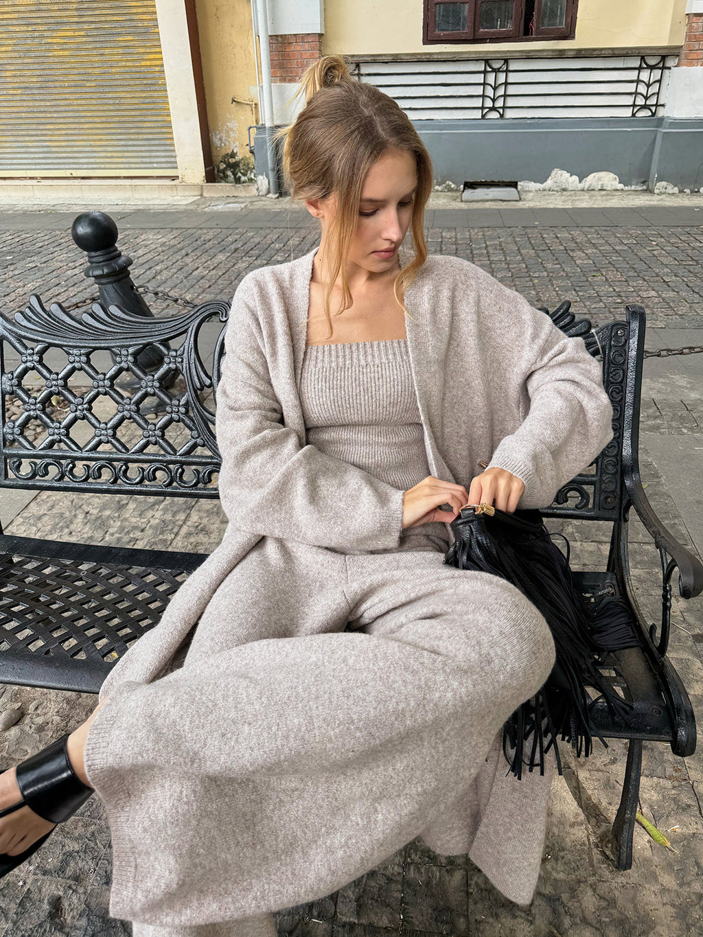Conjunto de Tres Piezas: Bustier, Cárdigan y Pantalón de Punto