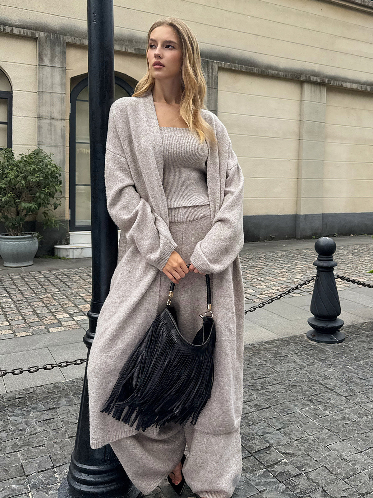 Conjunto de Tres Piezas: Bustier, Cárdigan y Pantalón de Punto
