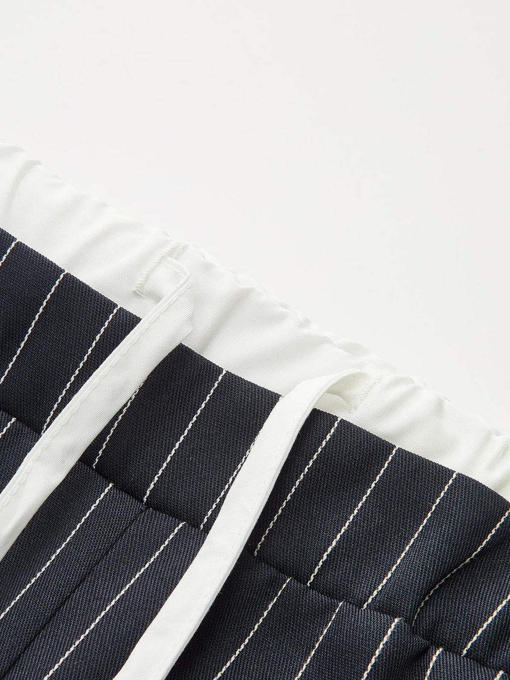 Pantalón de Raya Diplomática con Cinturilla de Contraste y Cordón