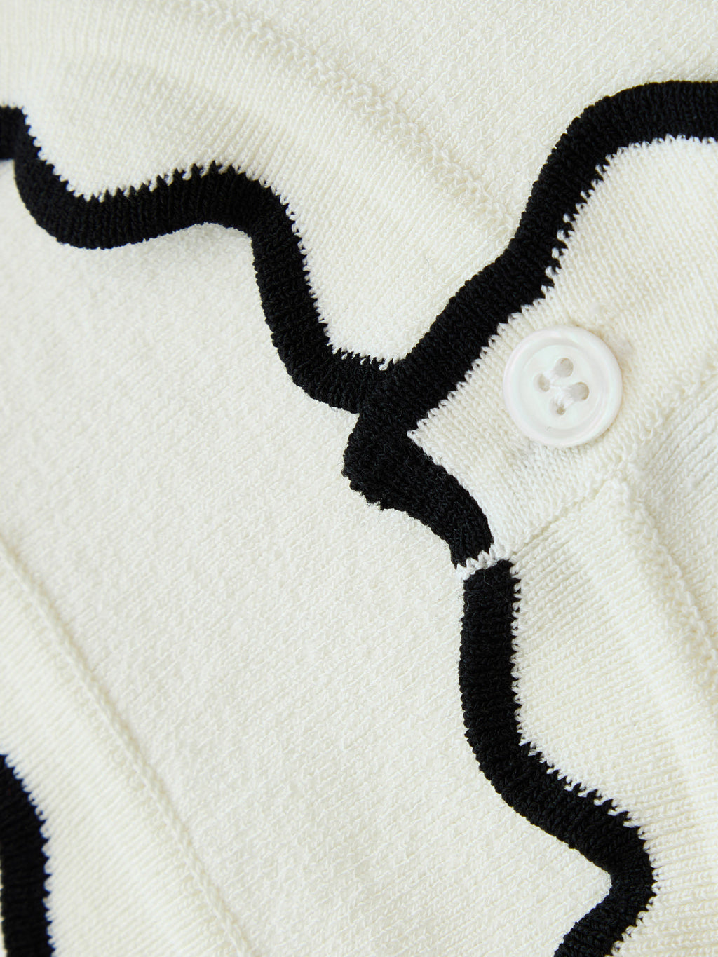 Contrast Wave Edge Button Front Knit Top