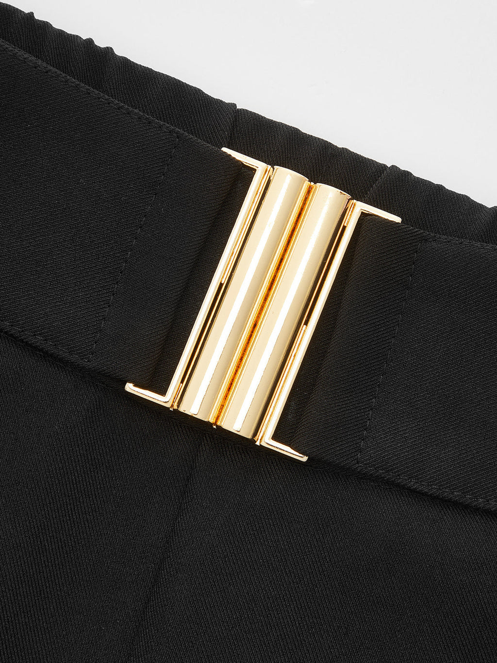 Pantalón Recto con Costura Frontal y Detalle de Barra Metálica