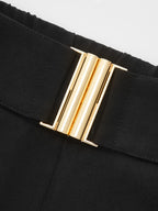 Pantalón Recto con Costura Frontal y Detalle de Barra Metálica