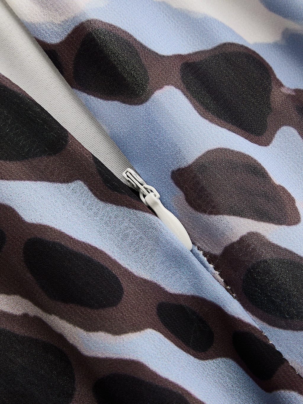 Pantalón Ancho Plisado con Estampado Animal Abstracto