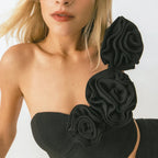 Biquini con hombro de flores
