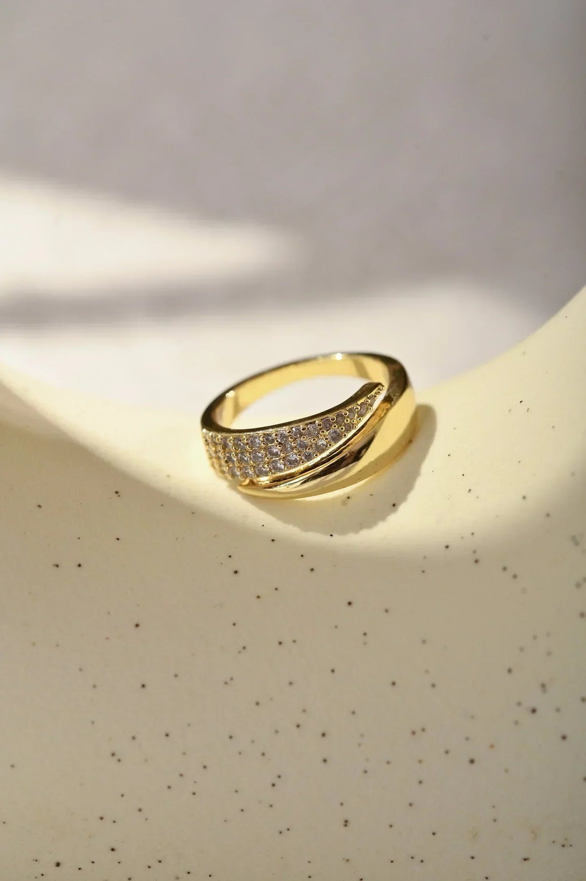Anillo elegante con piedras preciosas Claudia