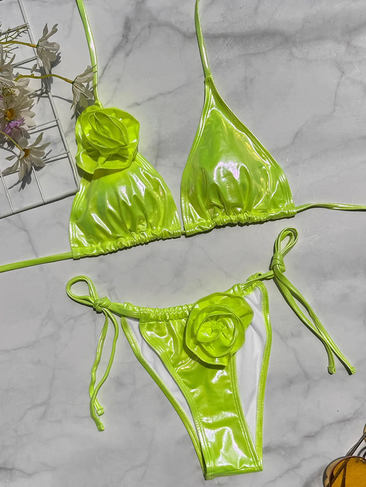 Traje de baño de dos piezas con efecto metálico y rosas