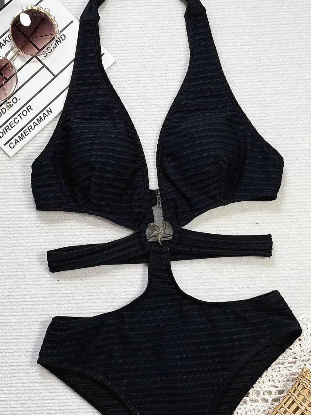 Bañador negro con lazado en cuello y recortes