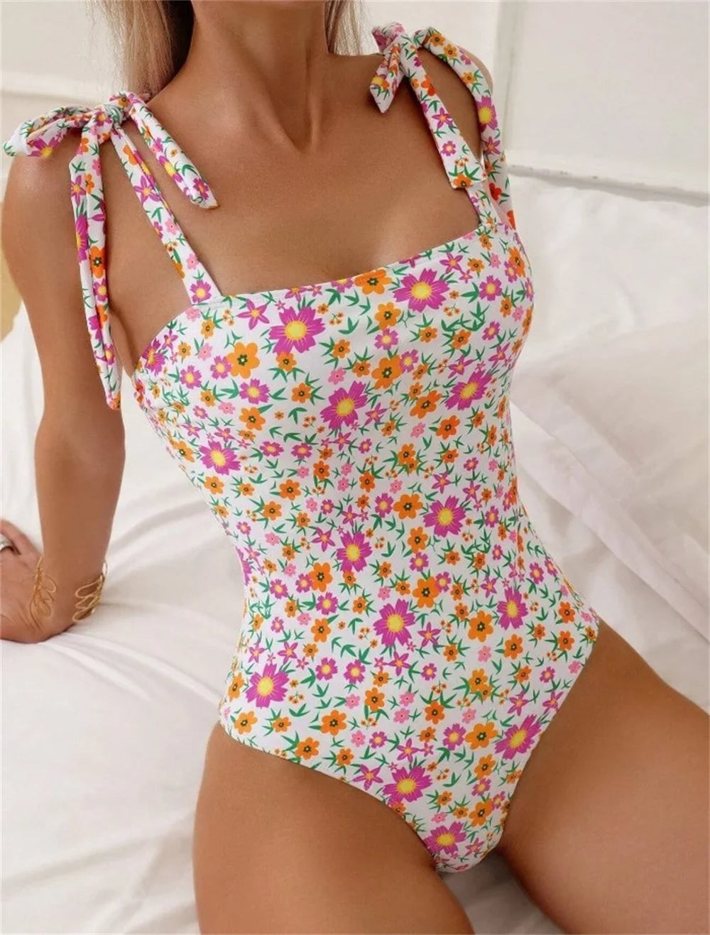 Bañador con florecitos y tirantes anudados