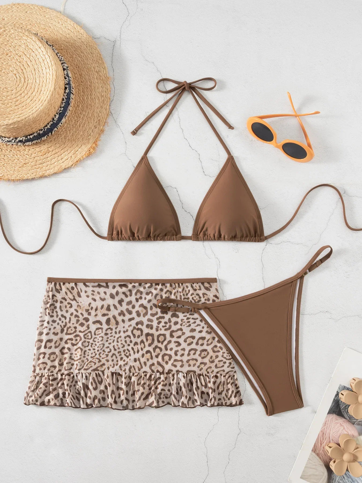 Biquini marrón con minifalda playera estampado de leopardo
