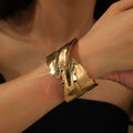 Pulsera Abierta con Diseño Irregular Cruzado