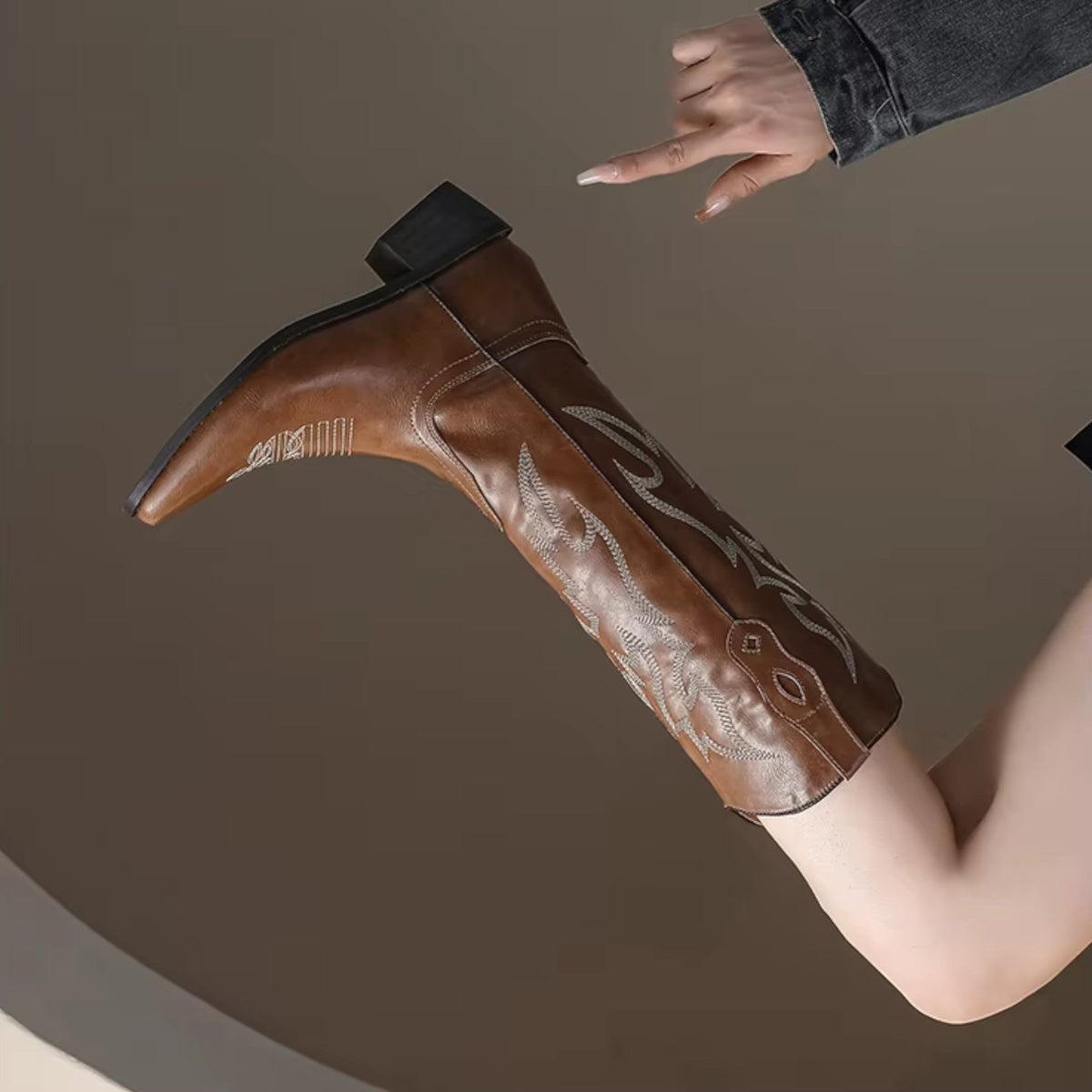 Ivya - Bota Campera Mujer Marrón de Tacón con Bordados