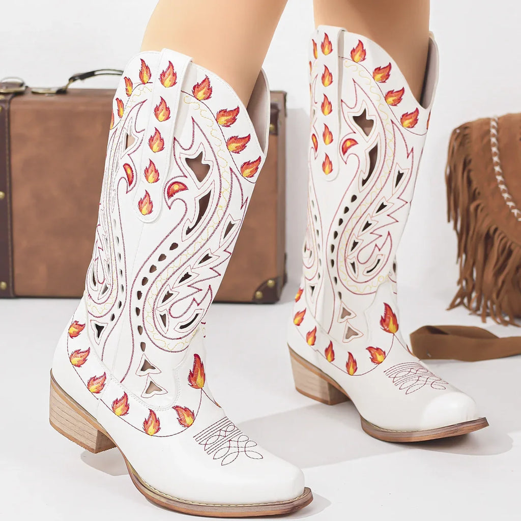 Fuega - Bota Campera Baja Mujer con Llamas Bordadas