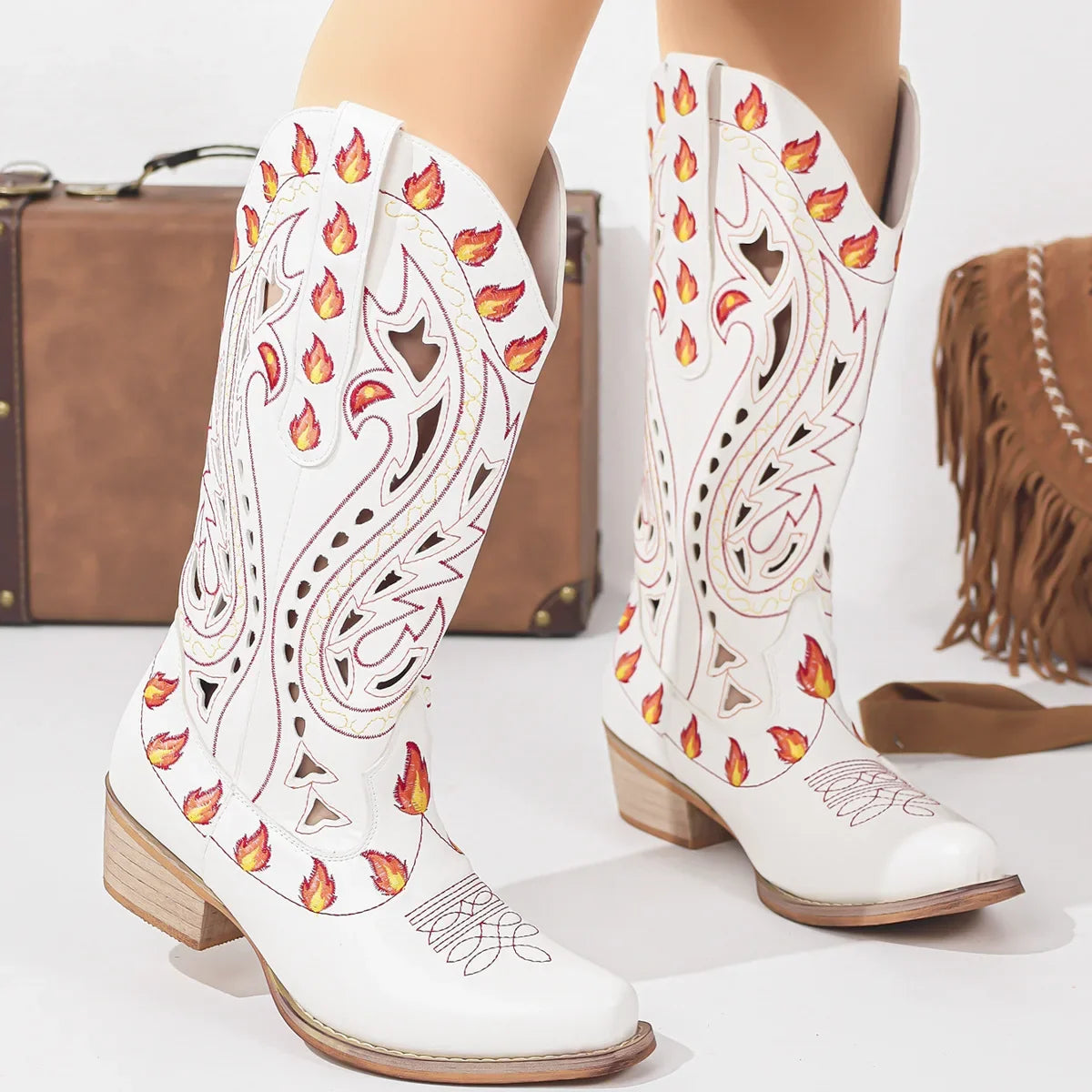 Fuega - Bota Campera Baja Mujer con Llamas Bordadas