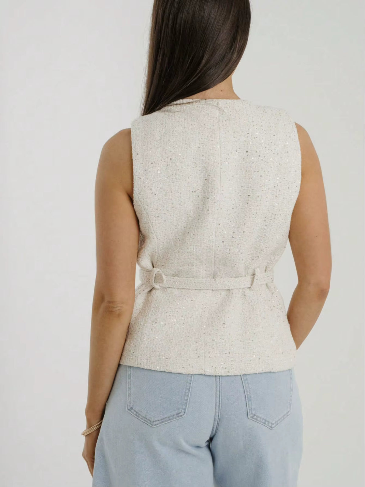 Chaleco de tweed con cinturón sin mangas