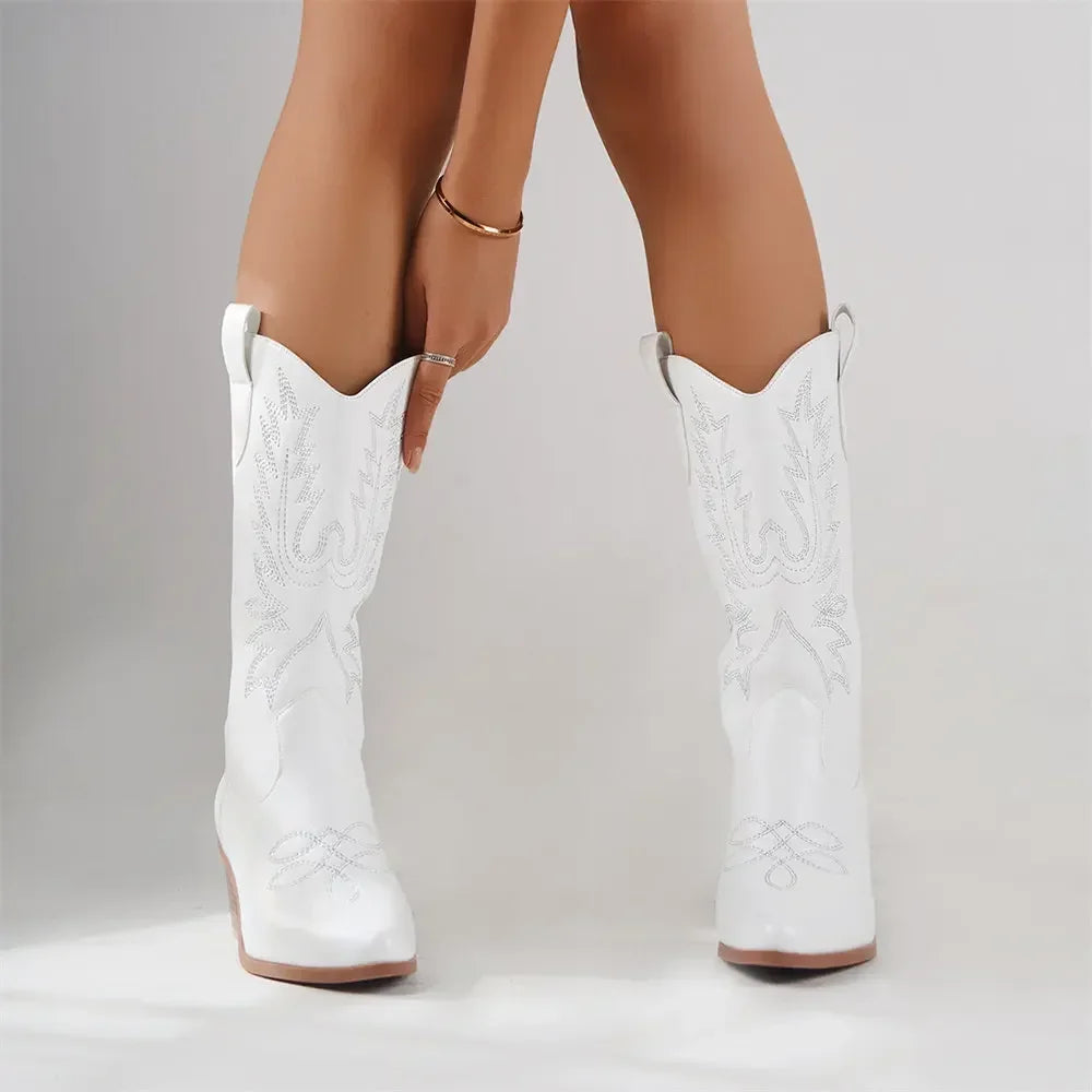 Dyna - Bota Campera Elegante de Tacón con Bordados para Mujer