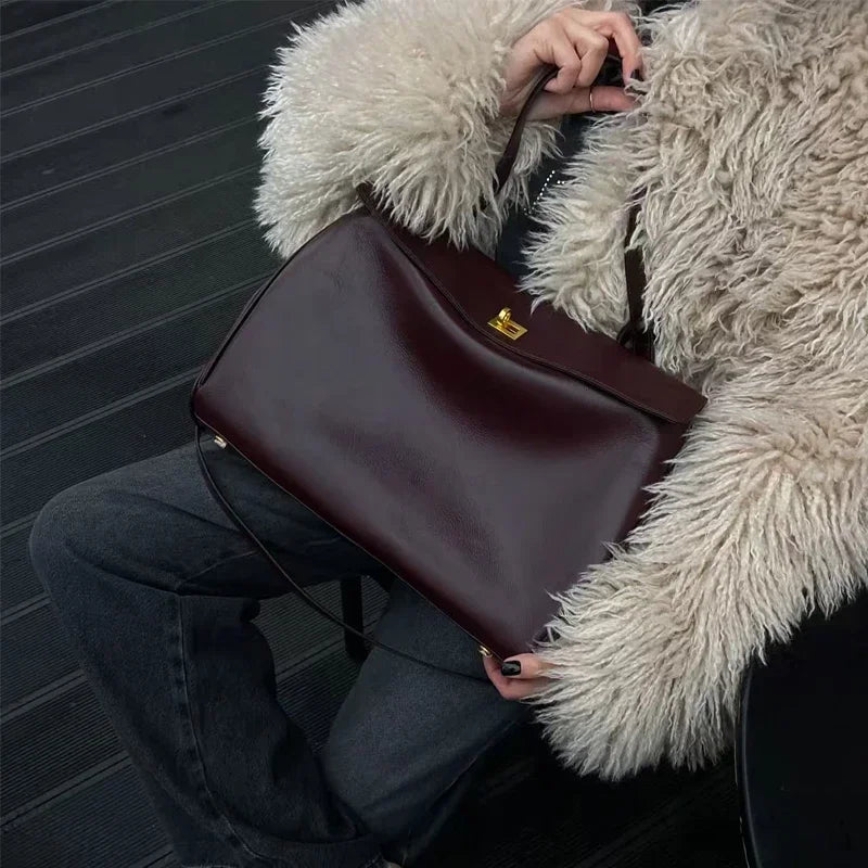 KELLY - Bolso de Piel Lisa Refinado