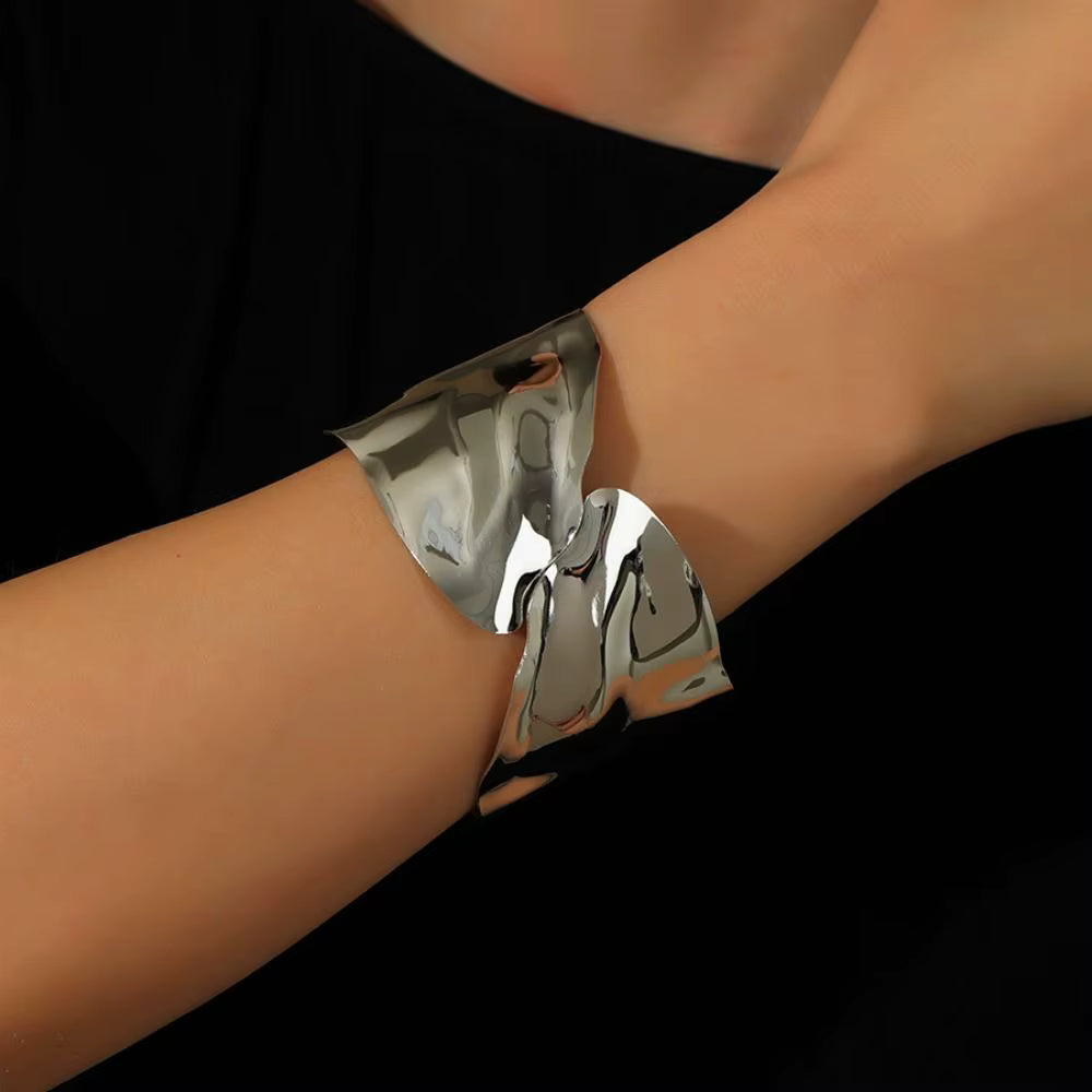 Pulsera Abierta con Diseño Irregular Cruzado