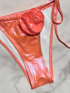 Traje de baño de dos piezas con efecto metálico y rosas