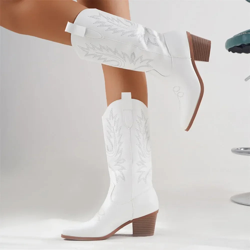 Dyna - Bota Campera Elegante de Tacón con Bordados para Mujer