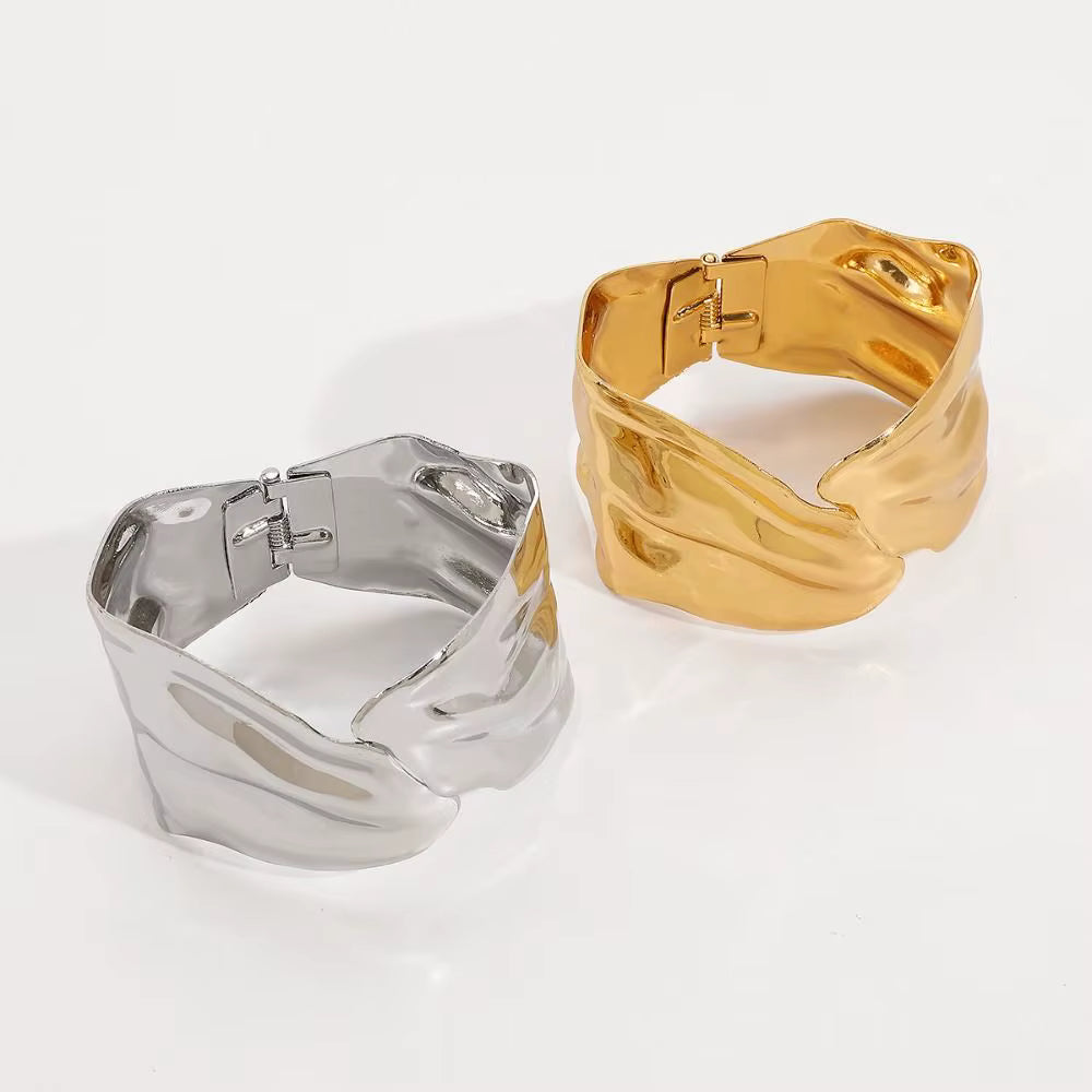 Pulsera Abierta con Diseño Irregular Cruzado