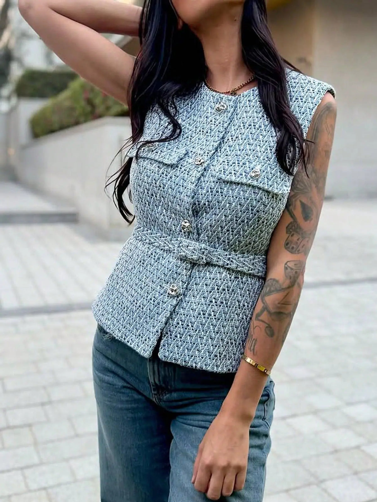 Chaleco de tweed con cinturón sin mangas