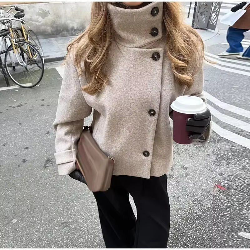 Chaqueta Amelie con Cuello Alto y Bolsillos
