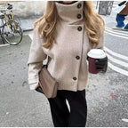 Chaqueta Amelie con Cuello Alto y Bolsillos