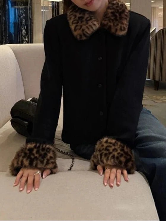 Anne Chaqueta abotonada con adorno de pelo sintético y estampado de leopardo